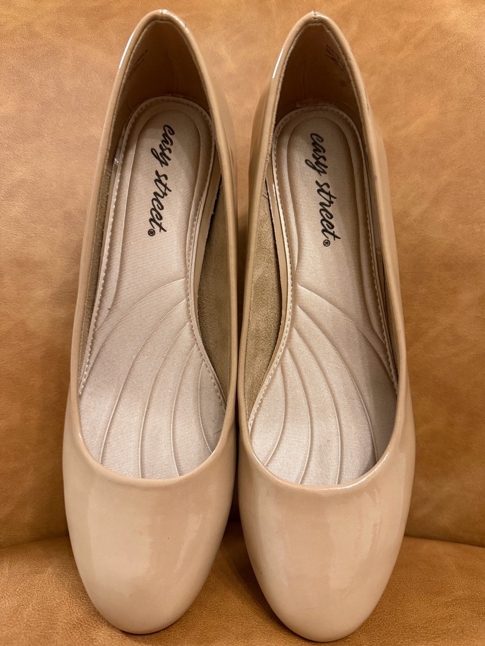 Easy Street Beige Block Heel Pump. Size 8. - Picture 13 of 14